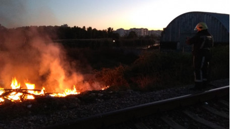 м.Херсон: рятувальники ліквідували пожежу біля залізничної дороги